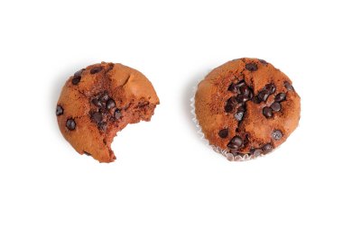 Muzlu kek üzerine çikolata parçacıklı beyaz pasta..