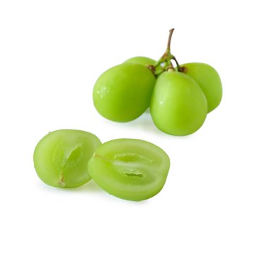 Taze sulu yeşil üzümler beyazda izole edilmiş.