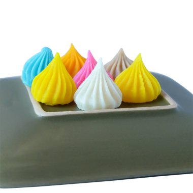 Alua tatlı renkli ve lezzetli, beyaz arka planda bir tabakta paketlenmiş..