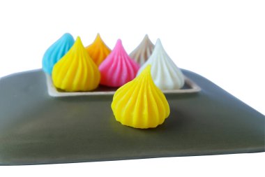 Alua tatlı renkli ve lezzetli, beyaz arka planda bir tabakta paketlenmiş..