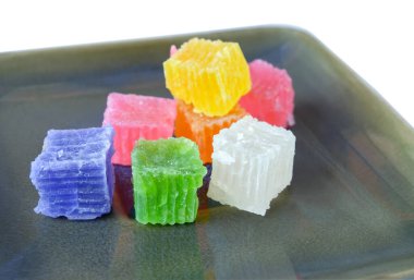 Alua tatlı renkli ve lezzetli, beyaz arka planda bir tabakta paketlenmiş..