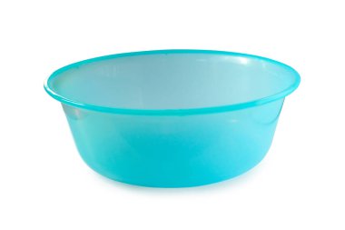 Beyaz arkaplanda mavi işlemeli leğen .