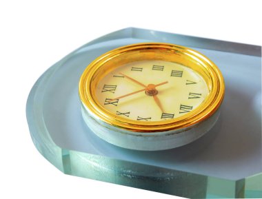 Beyaz arka planda eski moda ve klasik saat .