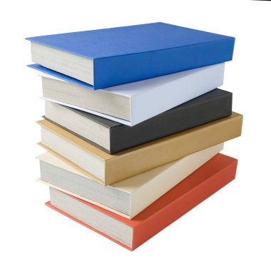 Beyaz üzerine izole edilmiş renkli ciltli kitapların yığını.