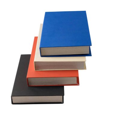 Beyaz üzerine izole edilmiş renkli ciltli kitapların yığını.