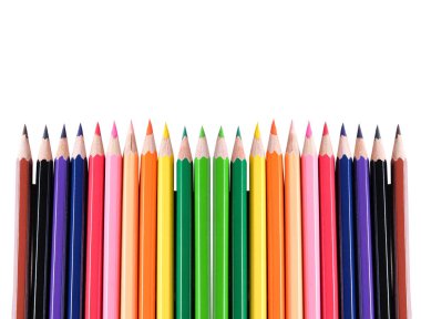 Beyaz arkaplanda izole edilmiş renkli kalemler. Çizim için boya kalemleri.