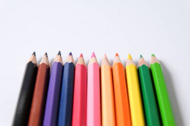 Beyaz arkaplanda izole edilmiş renkli kalemler. Çizim için boya kalemleri.