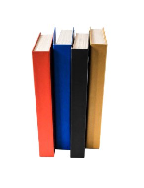 Beyaz arkaplanda izole edilmiş pek çok ciltli kitap yığını.