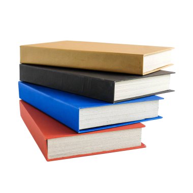 Beyaz arkaplanda izole edilmiş pek çok ciltli kitap yığını.
