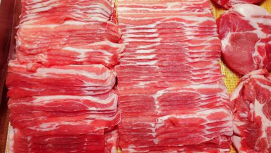 Çiğ ince dilimlenmiş domuz eti.