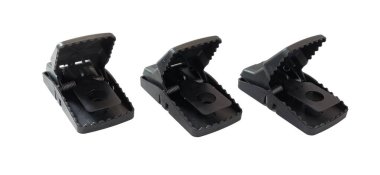 Beyaz arkaplanda plastik fare kapanı.