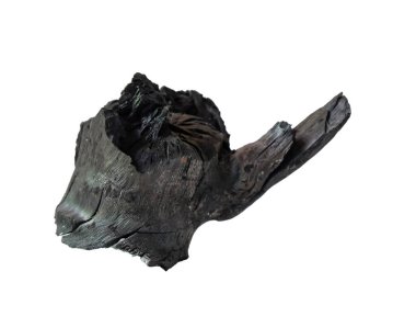 Beyaz arka planda eski ağaçtan siyah kömür.