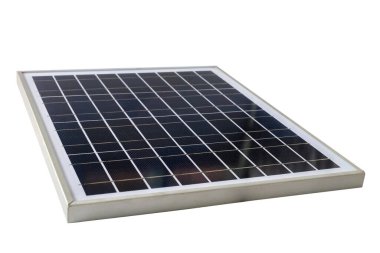 Güneş paneli elektrik üretimi, beyaz arkaplanda yeşil enerji.