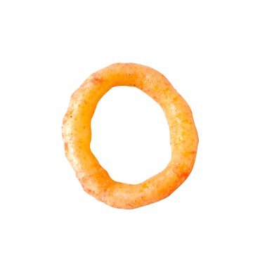 Kızarmış soğan halkaları, beyaz arka planda çıtır çıtır domates aroması..