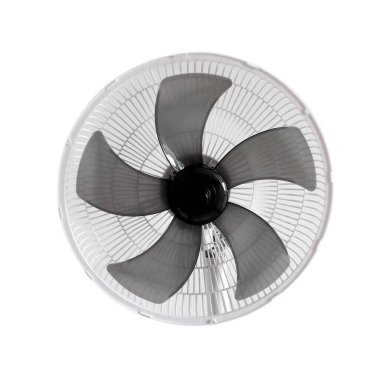 Beyaz arkaplanda siyah elektrikli fan.