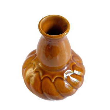 Beyaz zemin üzerinde eski kil vazo güneydoğu.