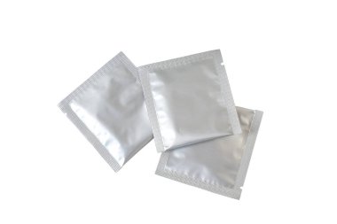 Arka planda alüminyum folyo kesesi paketleme.