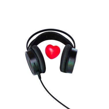 Beyaz arka planda kulaklık ve kırmızı kalp. Müzik konseptini seviyorum.