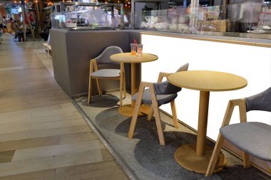 Daire ve ofis içi için sandalye ve yuvarlak masa iyi..