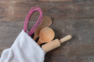 Tahtadaki havlunun içindeki çatal bıçak takımı..