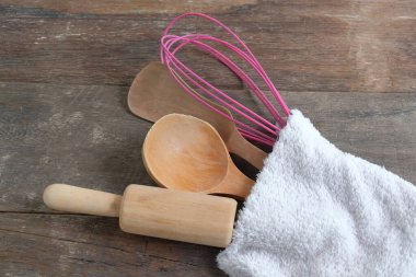 Tahtadaki havlunun içindeki çatal bıçak takımı..