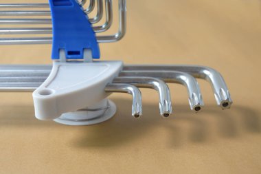 Arkaplanda altıgen L Torx anahtarı, Hardwares aracı.