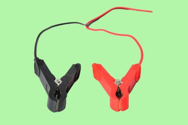 Arka planda kırmızı ve siyah akü takviye kabloları.