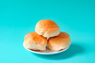 Masada taze çörekler var..