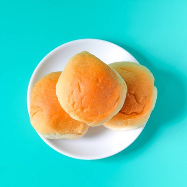 Masada taze çörekler var..