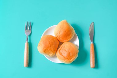 Masada taze çörekler var..