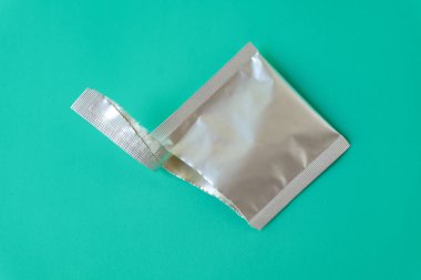 Renk arkaplan üzerinde uzanan alüminyum çantayı aç.