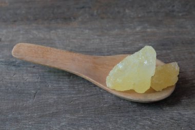 Kaya şekeri eski ahşap arka planda. Tatlı yemek..