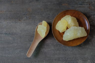 Kaya şekeri eski ahşap arka planda. Tatlı yemek..