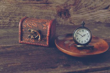 Tahta Arkaplanda Klasik Madalyon İzleme.