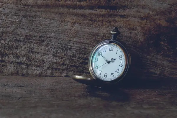 Tahta Arkaplanda Klasik Madalyon İzleme.