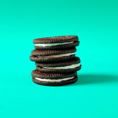 Arkasında krema olan çikolatalı kurabiye..