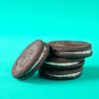 Arkasında krema olan çikolatalı kurabiye..