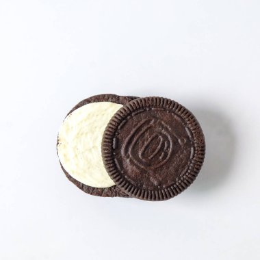 Arkasında krema olan çikolatalı kurabiye..