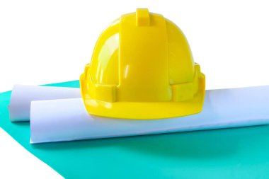 Mimar ruloları ve kaskı masanın üzerine çizer..