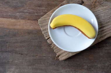 Beyaz tabakta tatlı ve lezzetli muzlu çikolatalı pasta..