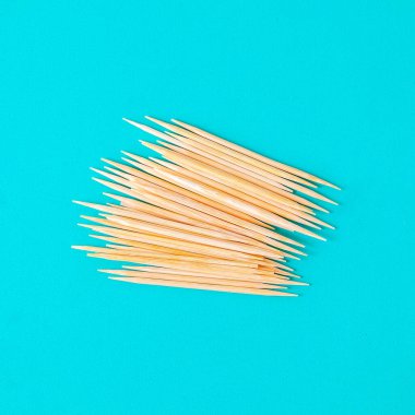 Bambudan yapılmış bir grup kürdan arka plana saçılmış..