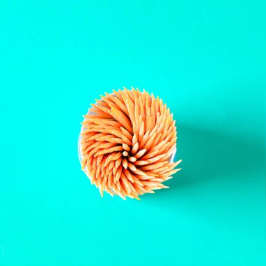 Bambudan yapılmış bir grup kürdan arka plana saçılmış..