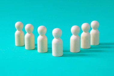 Birçok ahşap insan figürü, insan kaynakları kavramı.