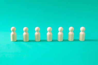 Birçok ahşap insan figürü, insan kaynakları kavramı.