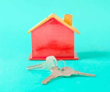 Anahtar, konsept mali büyüme ve mülke sahip oyuncak kırmızı ev .