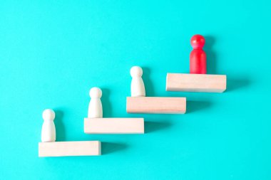 Tahta merdiven üzerinde duran ahşap figür, konsept iş ekibi.