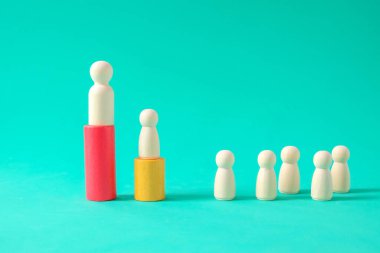 Tahta figür ayakta, iş liderliği kavramı, başarılı rekabet.