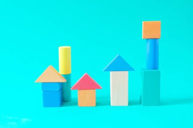 Çocuklar için renkli oyuncak ev ahşap tuğla.