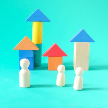 Tahta heykel ayakta, renkli oyuncak ev çocuklar için ahşap tuğla.