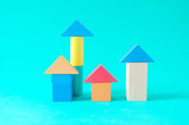 Çocuklar için renkli oyuncak ev ahşap tuğla.